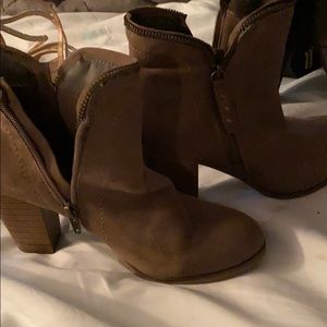 Brownish green heels